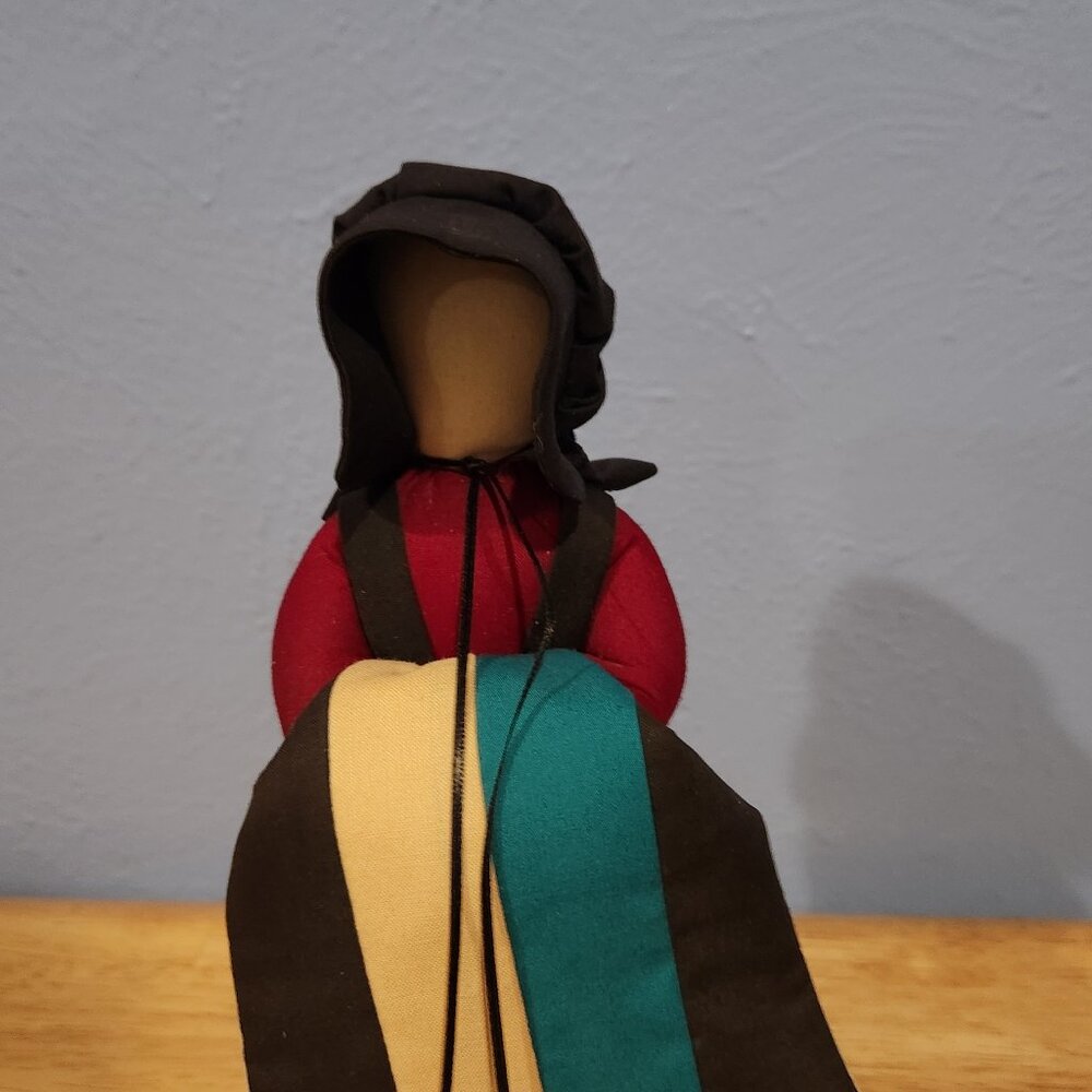 Bear Creek Emporium Bearfoot Faceless Wood/Cloth Sand Filled Country Lady Quilt - Picture 9 of 10